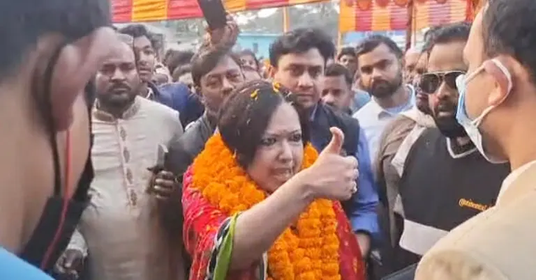 ম্যাজিস্ট্রেটকে বুড়ো আঙুল দেখাচ্ছেন রুমিন ফারহানা